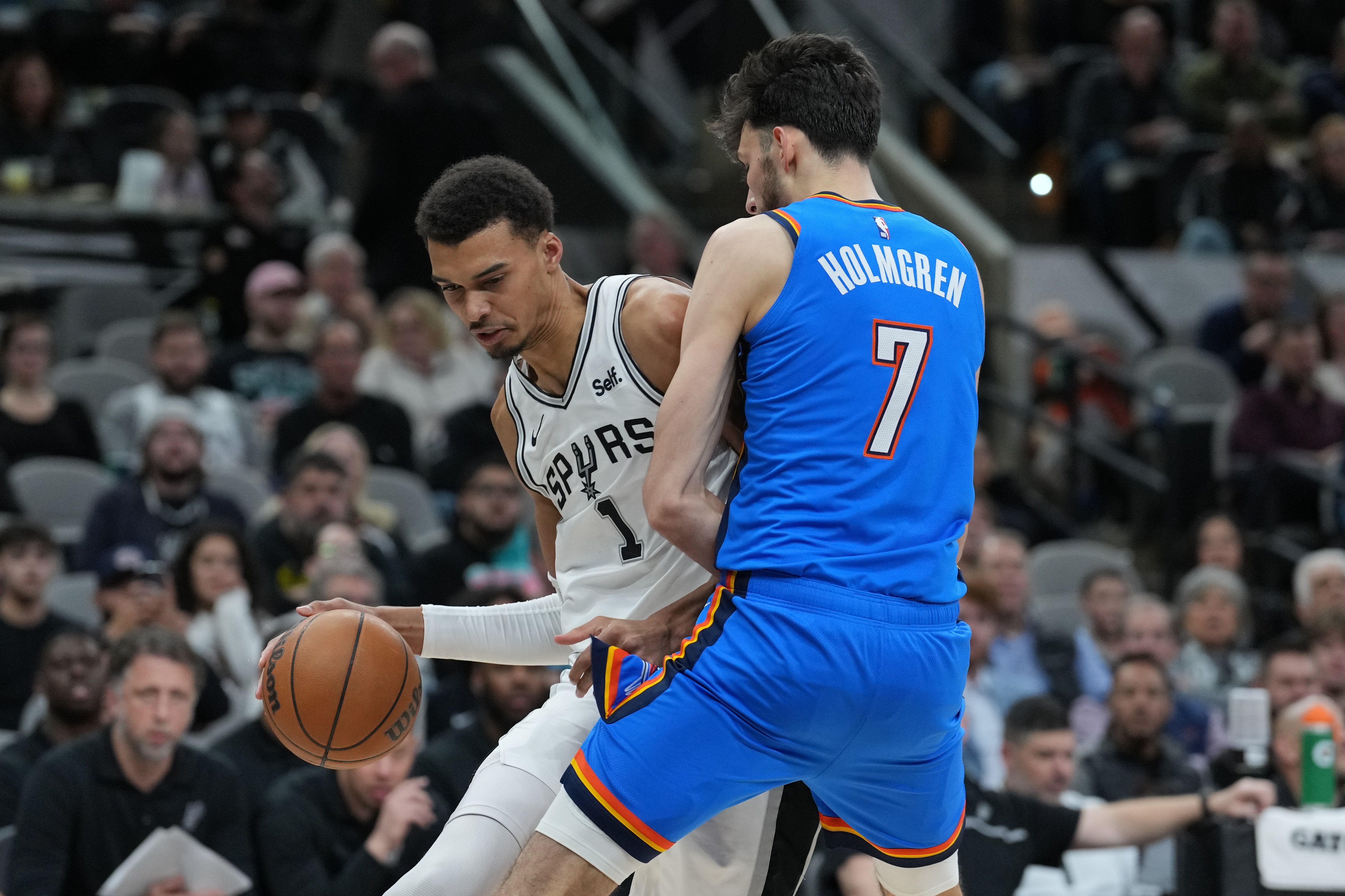 v站体育服务-两度生吃！美网友：文班一打切特就来劲 文班拿捏对位&amp;切特有戒指